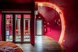Cherry Sculpture Hotel